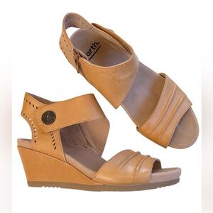 NWOT Earth Brand Leather Attalea Barbados Wedge Sandals Tan Size 7